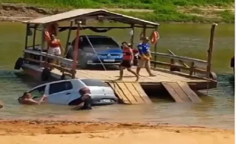 Com problema em freio, veículo cai dentro do Rio Juruá