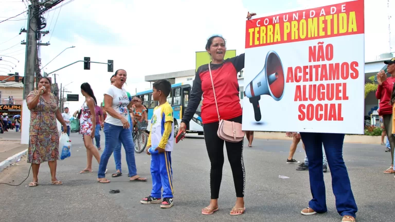 Moradores de invasão no Irineu Serra interditam avenida Ceará e fecham Terminal