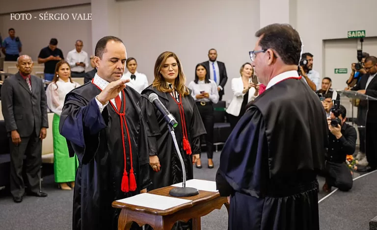 Desembargador Júnior Alberto toma posse como presidente da Justiça Eleitoral do Acre