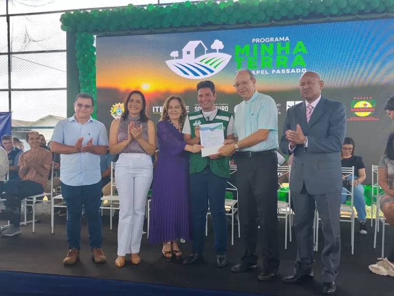 Gladson entrega títulos de terra em Cruzeiro do Sul