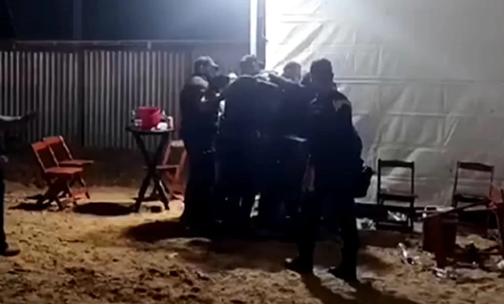 Vídeo: Fã de Zezo tenta furar fila para tirar foto e acaba contido por seguranças no Acre