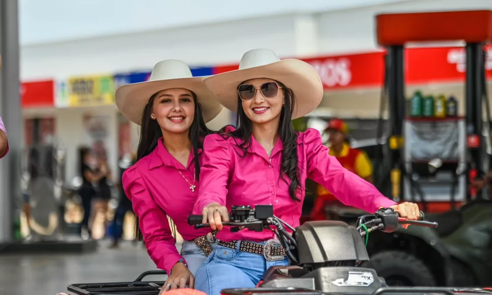 Desfile de caminhonetes e quadriciclos marca penúltimo dia de ExpoSena