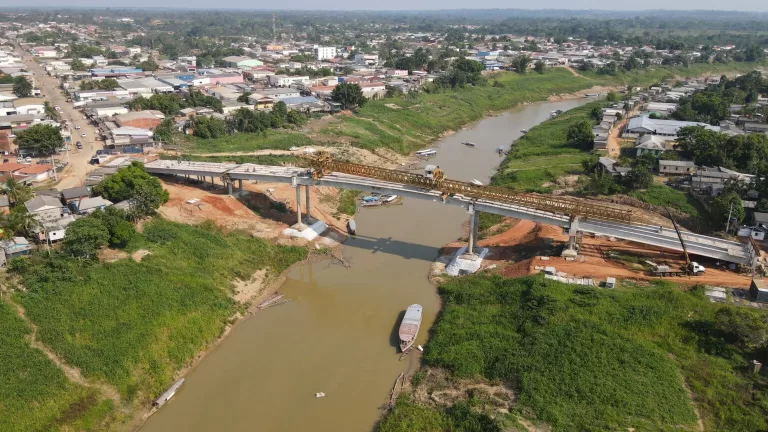 Ponte sobre o Rio Iaco alcança 73,45% de  obra em Sena Madureira