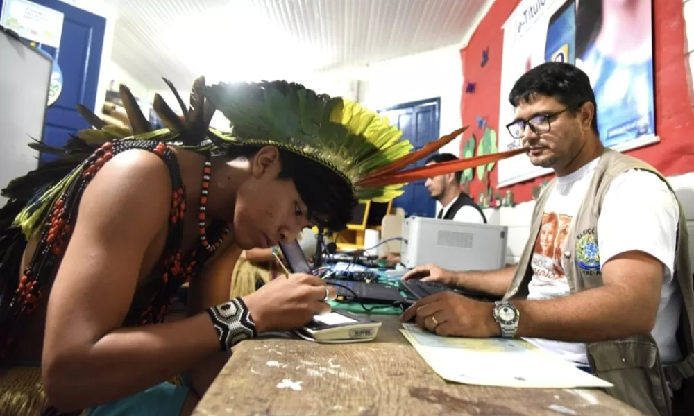 De cocar e pintados, indígenas inserem etnia em documentos no Acre