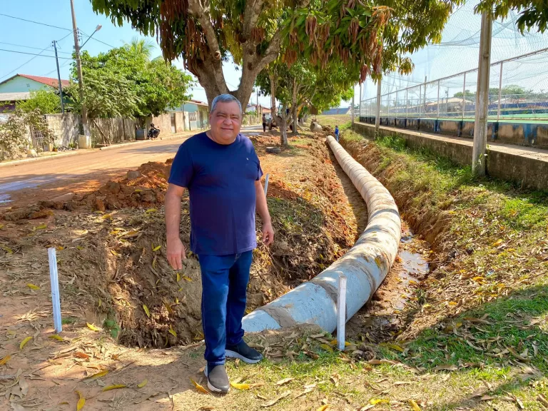 Mazinho vistoria obras de saneamento para acabar com esgoto a céu aberto em Sena Madureira