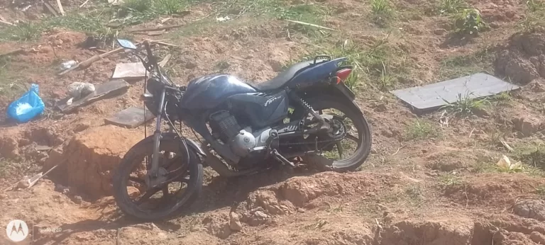 Homem “pesca” moto no Rio Juruá e polícia vai investigar o caso