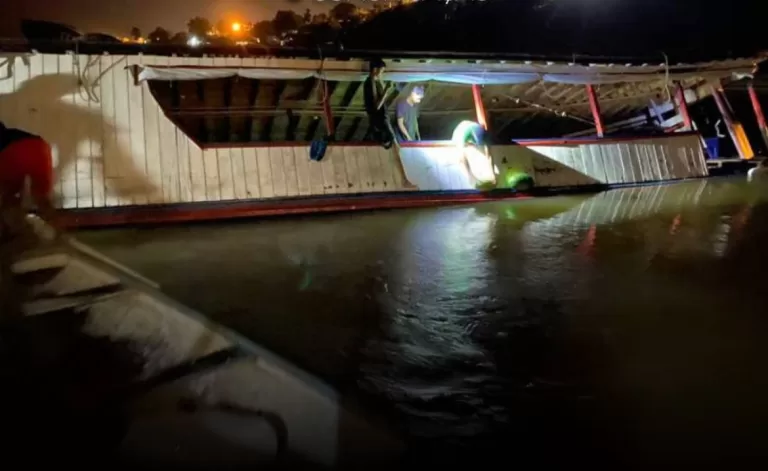 Barco com 25 pessoas bate em tronco e naufraga no Rio Juruá