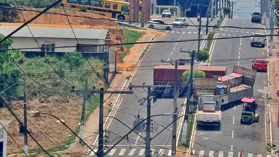 Carreta apresenta problema mecânico em ladeira e fica atravessada em avenida