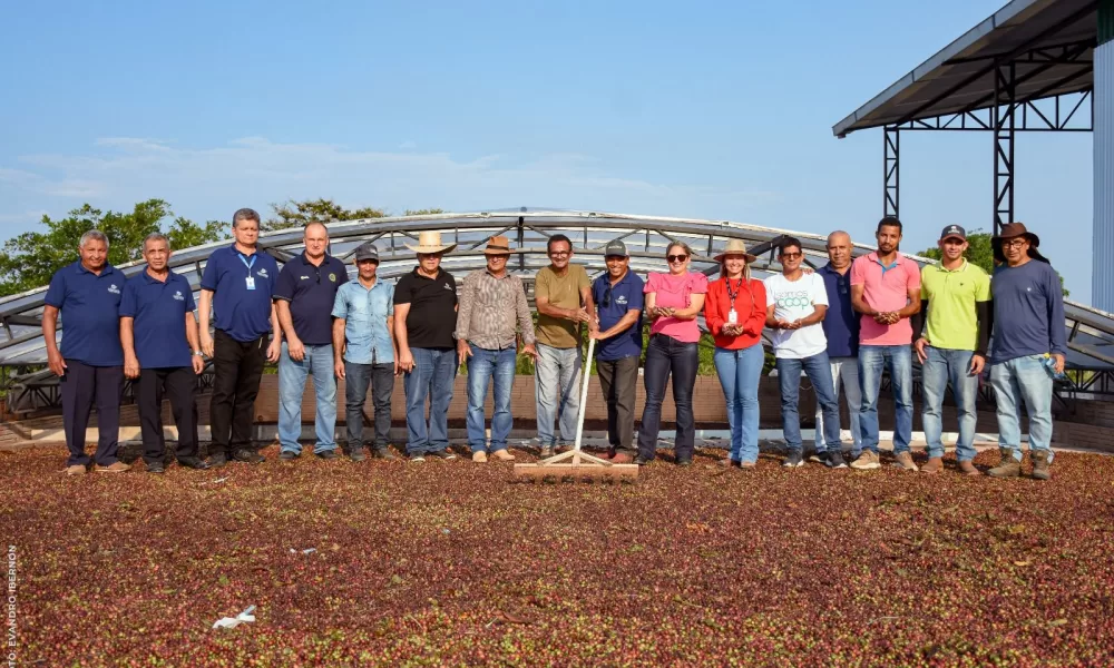 Dirigentes de cooperativas do Acre e de Santa Catarina fazem visita técnica para conhecer a experiência da cultura do café na Coopercafé