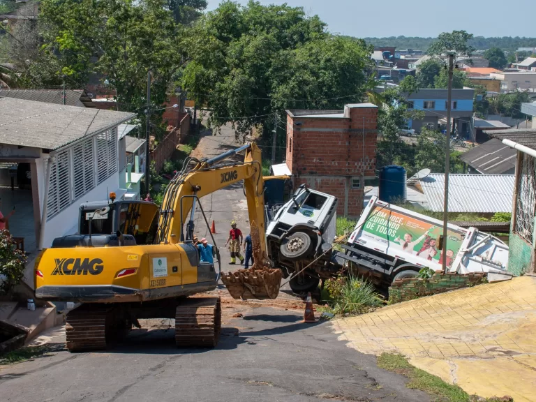 Prefeitura começa a reconstruir varanda destruída por caminhão de lixo em Cruzeiro do Sul