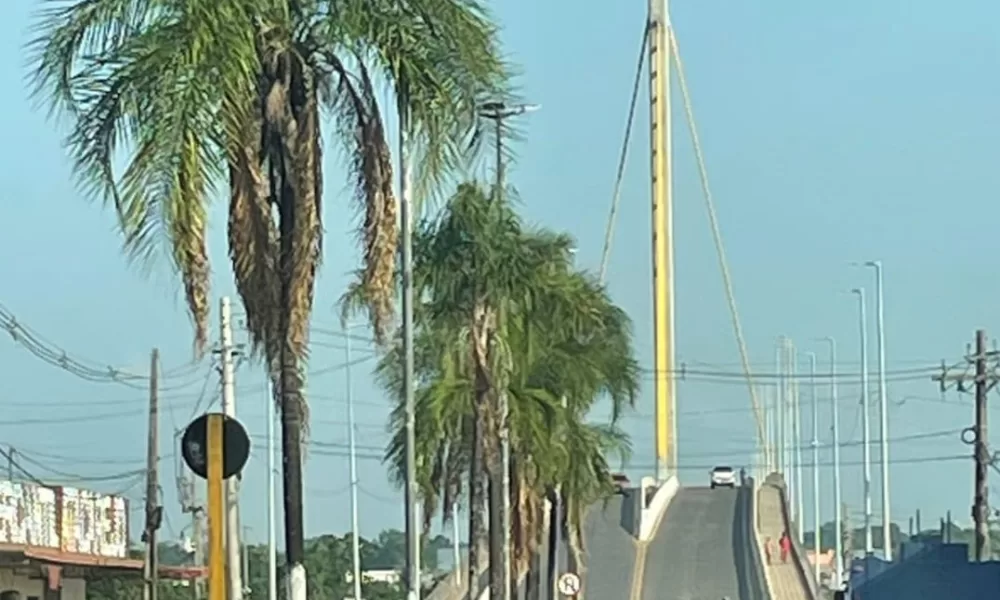 Mastro da ponte da União está sem a bandeira do Acre em Cruzeiro do Sul