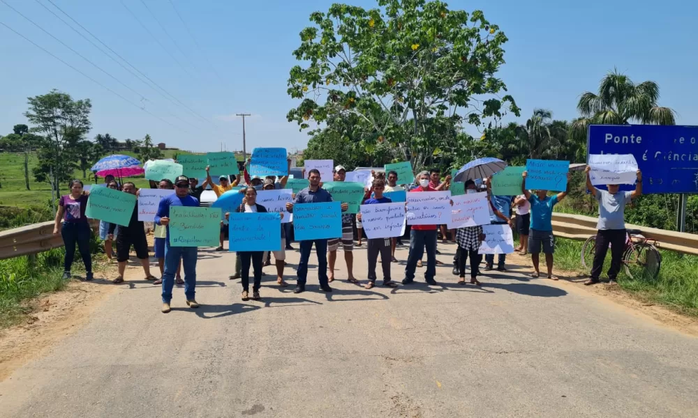 Produtores fecham a BR-364 em Feijó para exigir licença ambiental do IMAC