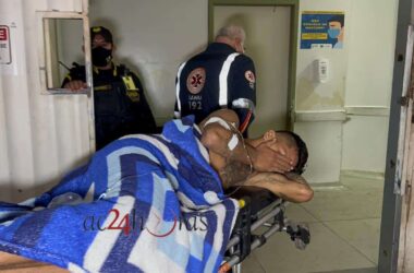 Cristiano, ferido com três tiros, recebeu atendimento e foi levado ao Pronto-Socorro - Foto: Davi Sahid