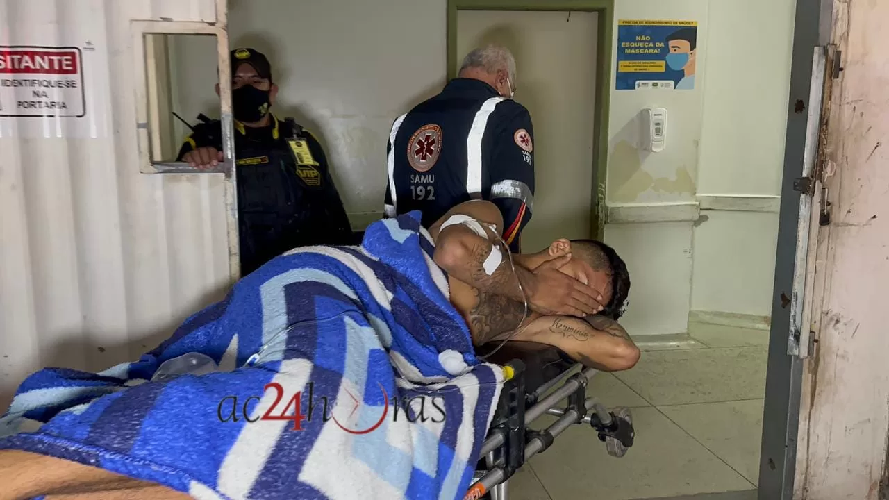 Cristiano, ferido com três tiros, recebeu atendimento e foi levado ao Pronto-Socorro - Foto: Davi Sahid