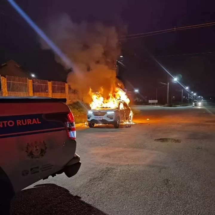 Criminosos incendeiam veículo de locadora abandonado na Cidade do Povo