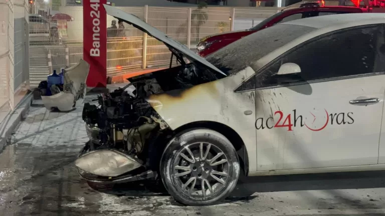 Pane elétrica provoca incêndio e deixa carro destruído em estacionamento de supermercado