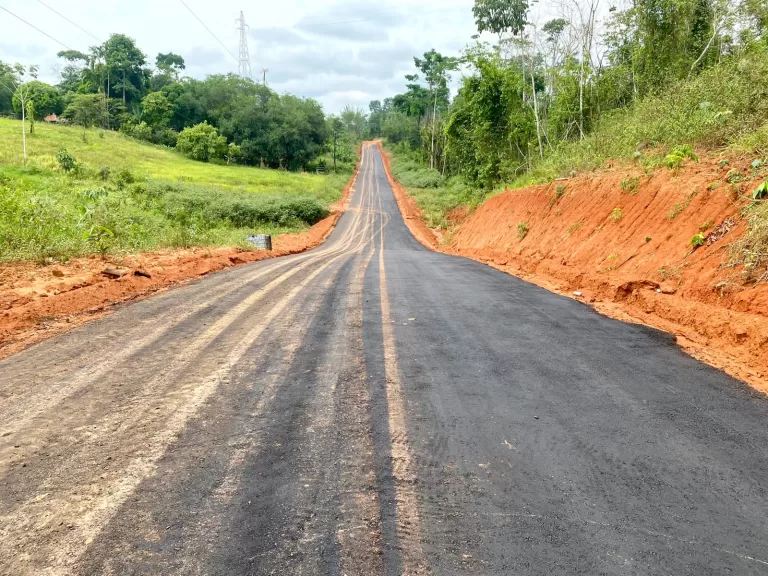 Prefeito Mazinho Serafim pavimenta mais de 1 km de ramal em Sena Madureira