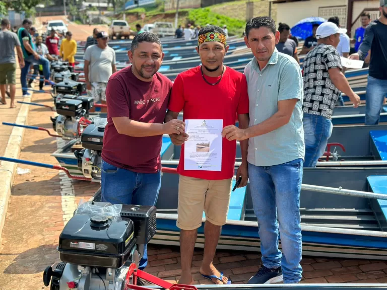 Prefeitura entrega canoas de alumínio para agricultores de Porto Walter