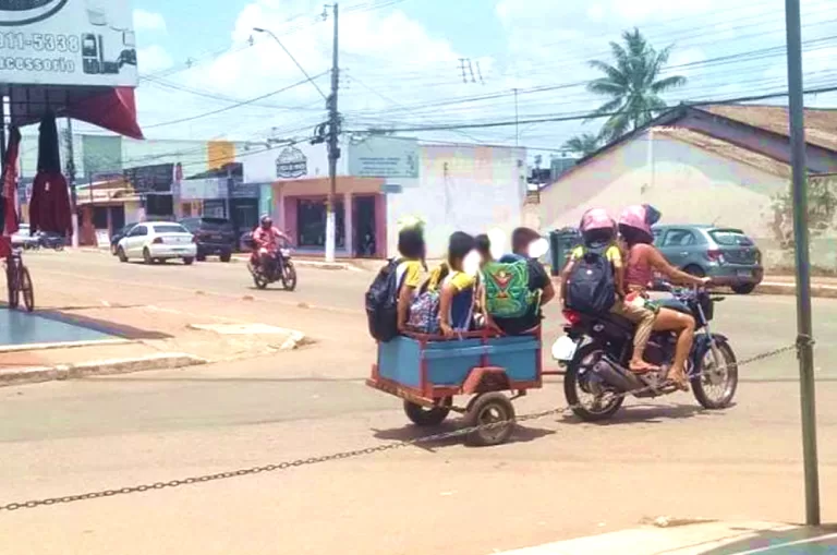 Motociclista chama atenção ao transportar crianças em carroceria improvisada no Acre