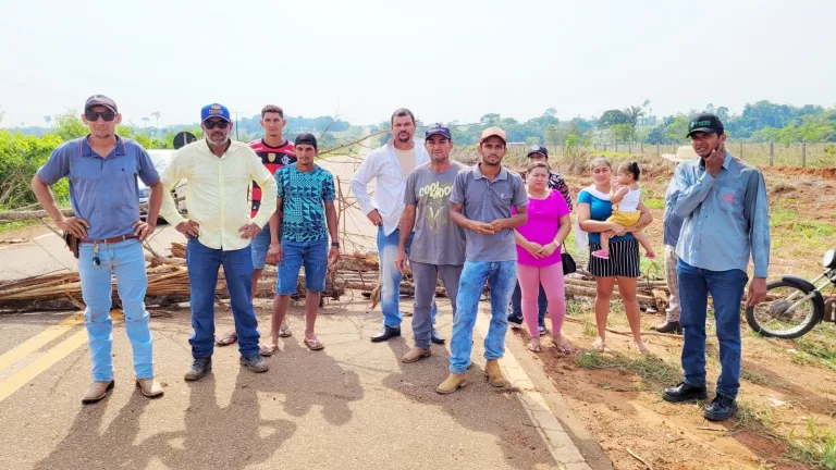 Moradores do Seringal Bagaço bloqueiam BR-317 devido a cadeados em portões no ramal