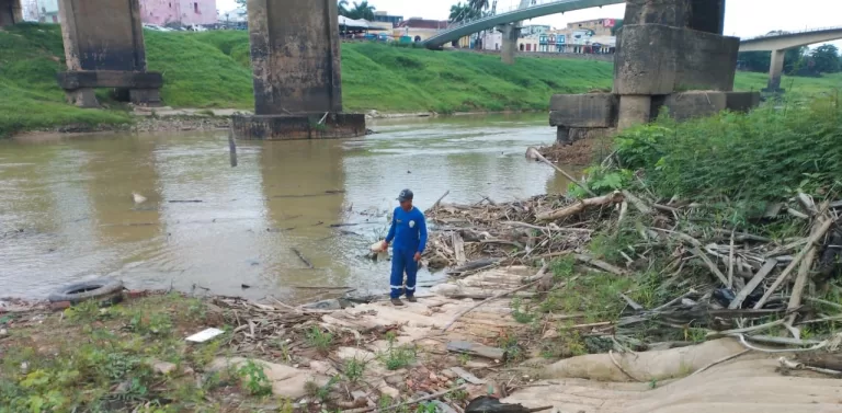 Entulho acumulado nos pilares da Ponte Metálica de Rio Branco é retirado