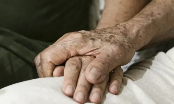 Esperança de vida ao nascer no Brasil fica em 75,5 anos em 2022