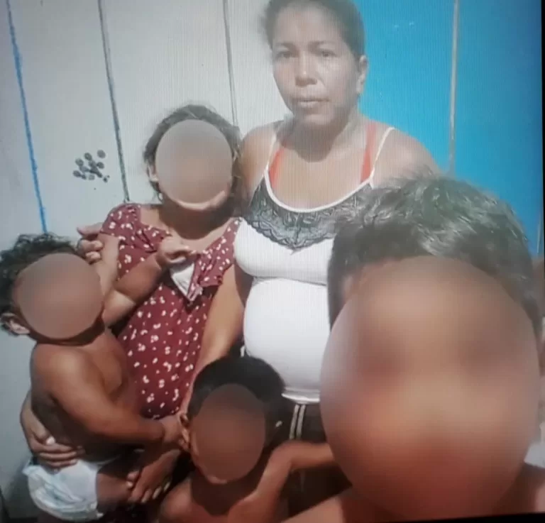 Grávida, mãe de quatro filhos tem casa incendiada pelo ex-marido e pede ajuda