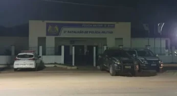 Sem luz e água para beber, PM’s levam velas para trabalhar em quartel de Brasileia