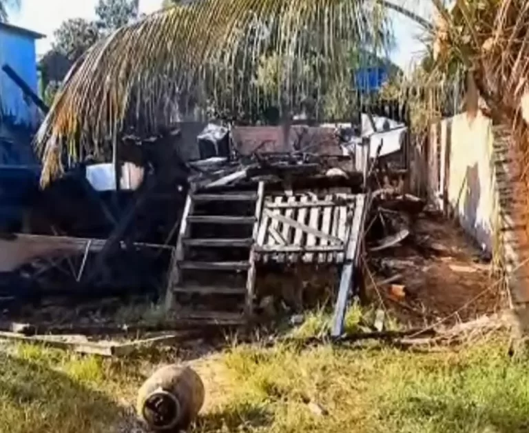 Pai e filho morrem carbonizados em incêndio que destruiu casa no bairro Habitasa