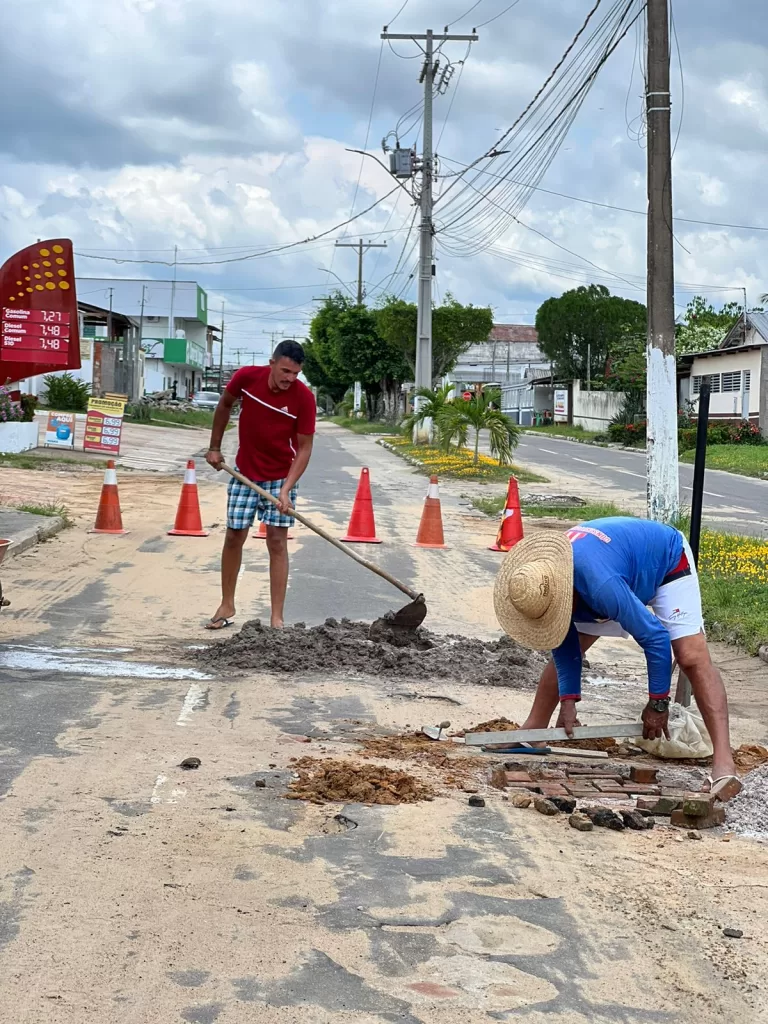 Após população tapar buracos, prefeitura diz esperar asfalto do governo para melhorar ruas