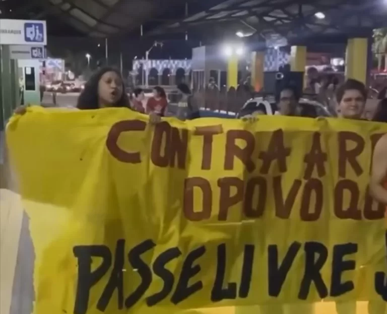 Estudantes protestam contra serviço de transporte público e subsídio de milhões à Ricco