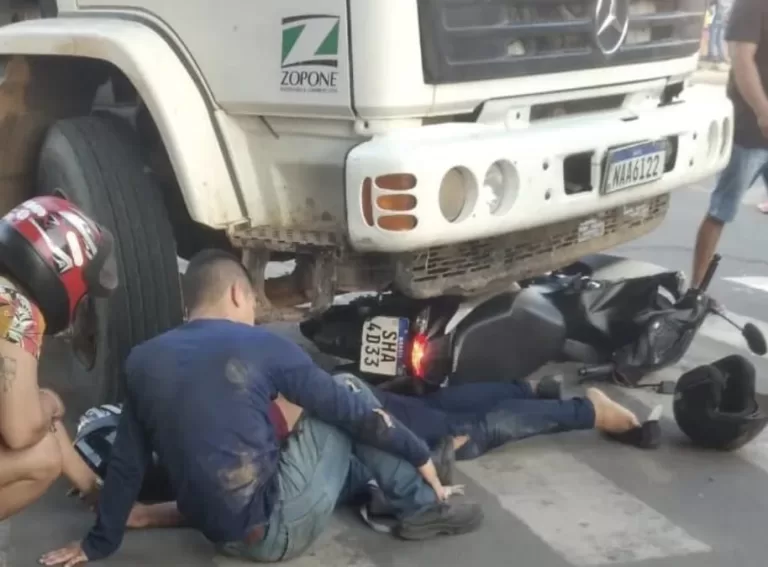 Acidente entre caminhão e motocicleta deixa mulher ferida em Cruzeiro do Sul
