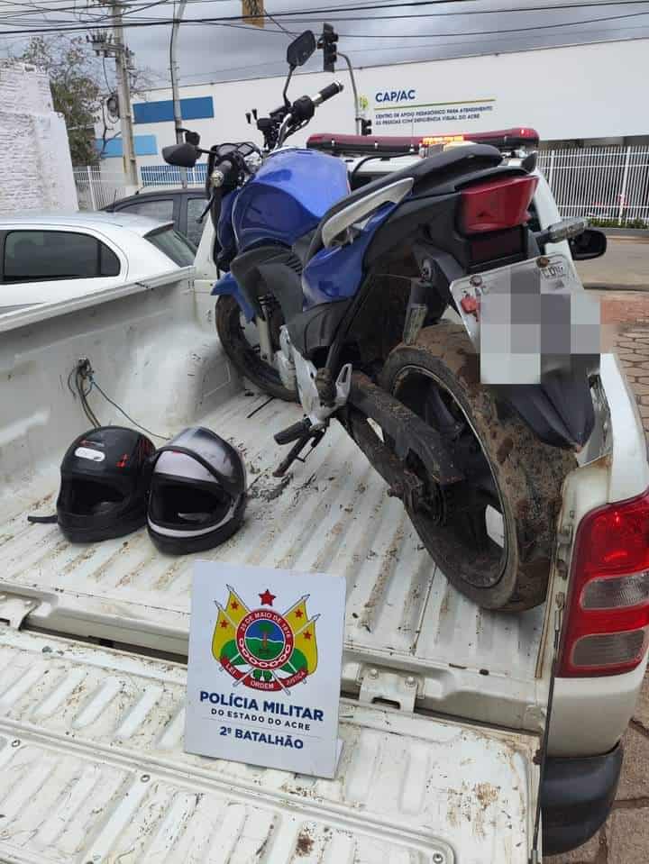 PM prende dupla com motocicleta roubada na periferia da capital