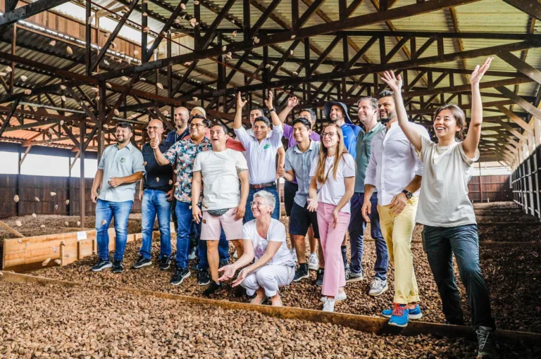 Importadores de 10 países fazem visita técnica para conhecer castanha e açaí no Acre