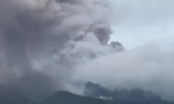 Vulcão entra em atividade na Indonésia e deixa 11 mortos
