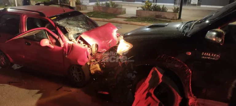 Colisão entre caminhonete e carro passeio deixa quatro pessoas feridas em Brasiléia
