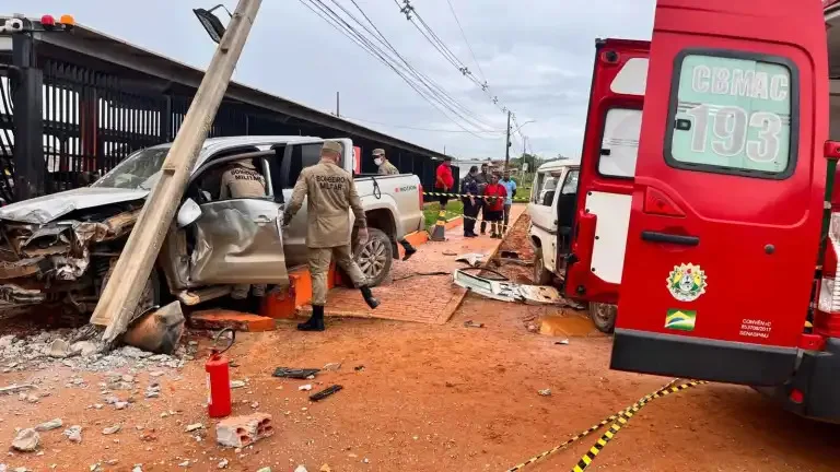 Caminhonete perde controle e colide contra veículo e bate no muro de mercado em Brasiléia