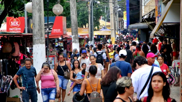 Comércio fica lotado no último sábado antes do Natal em Rio Branco