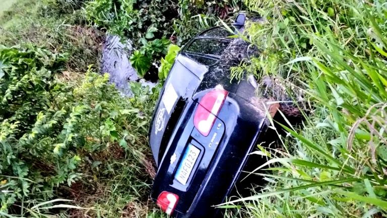 Motorista pula de carro em movimento para escapar de assalto em Tarauacá