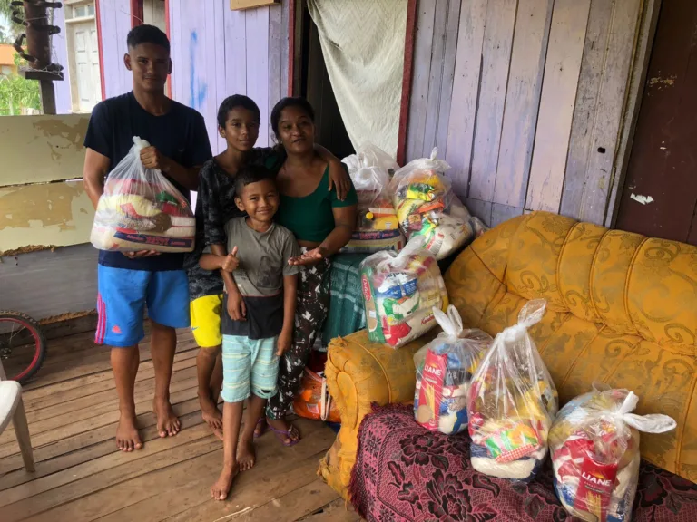 Mãe que recebeu quase R$ 5 mil em feira, geladeira e TV doa sacolões à outras famílias