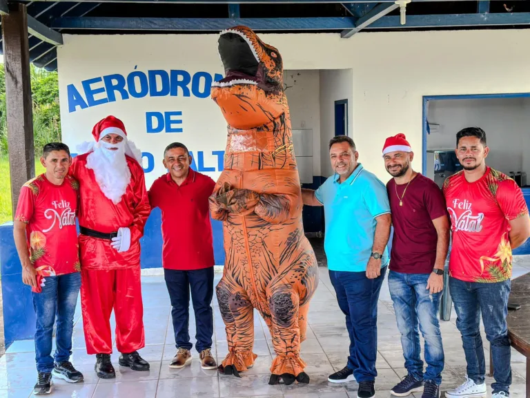 Papai Noel e Dino Acre fazem a alegria das crianças em Porto Walter