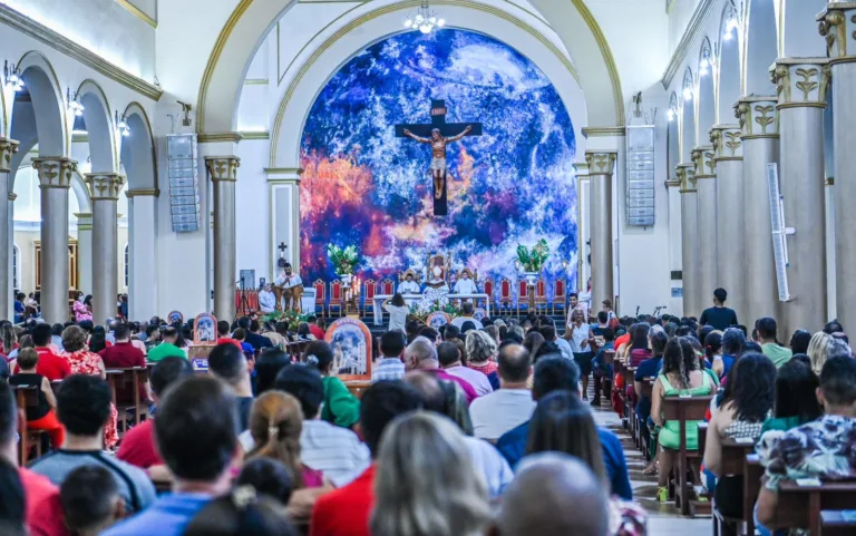 Centenas de fiéis católicos celebram Missa de Natal na Catedral Nossa Senhora de Nazaré
