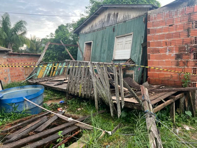 Mãe de 3 filhos que teve casa desabada na chuva continua sem ter onde morar