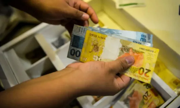 Endividamento atinge 76,6% das famílias brasileiras, mostra CNC
