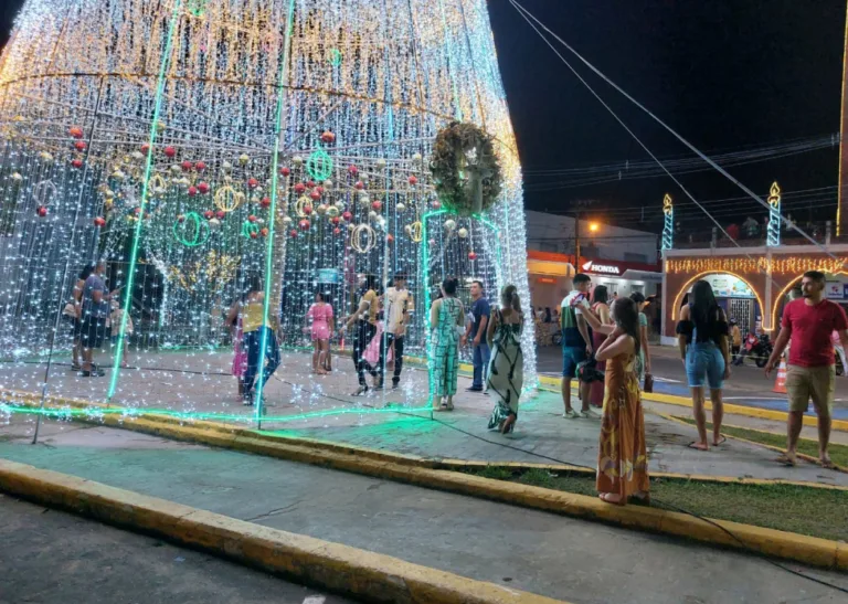 Famílias seguem visitando decoração natalina em Cruzeiro do Sul