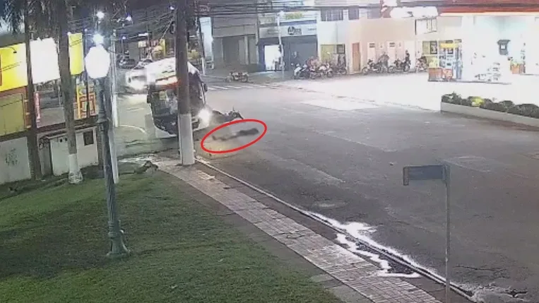 Vídeo mostra colisão com ônibus que tirou a vida de motoboy na Capital