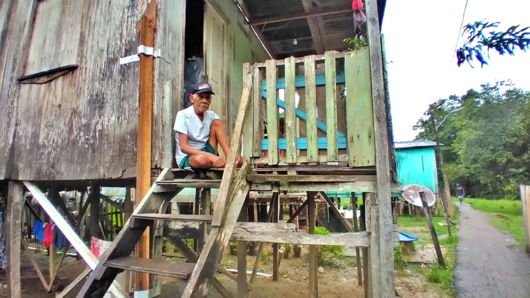 Moradores do entorno do Igarapé São Francisco começam a subir móveis e deixar suas casas