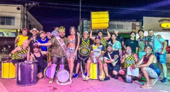 Blocos de carnaval agitam noite de sábado apresentando realezas e sambas-enredo