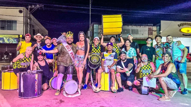 Blocos de carnaval agitam noite de sábado apresentando realezas e sambas-enredo