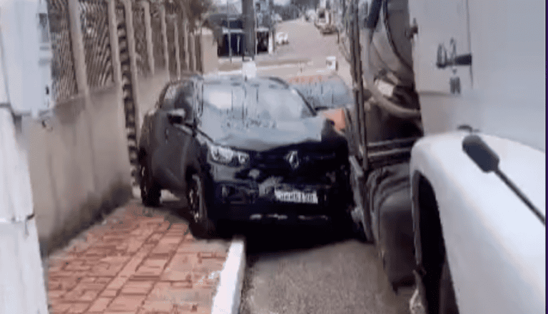 Caminhão desgovernado colide com quatros carros no Canal da Maternidade